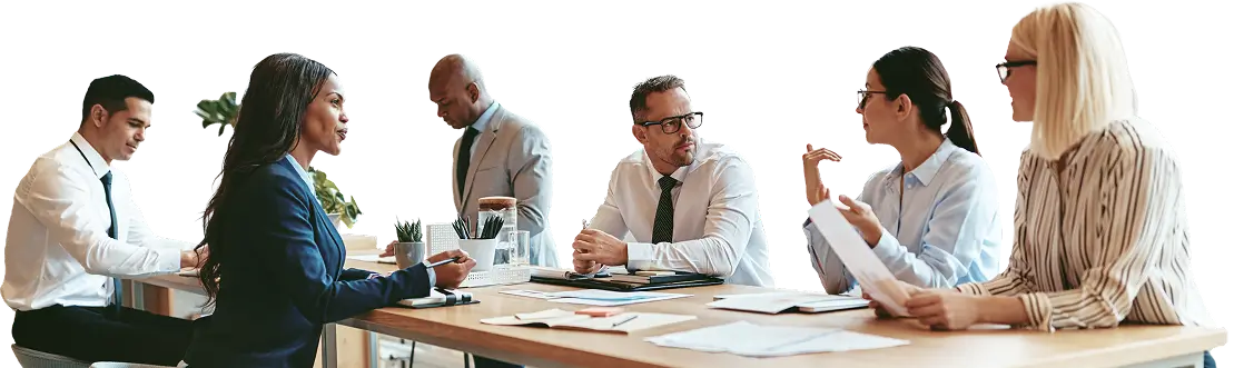 Grupo de profissionais em reunião de negócios sentados à mesa, discutindo documentos e ideias em um ambiente corporativo